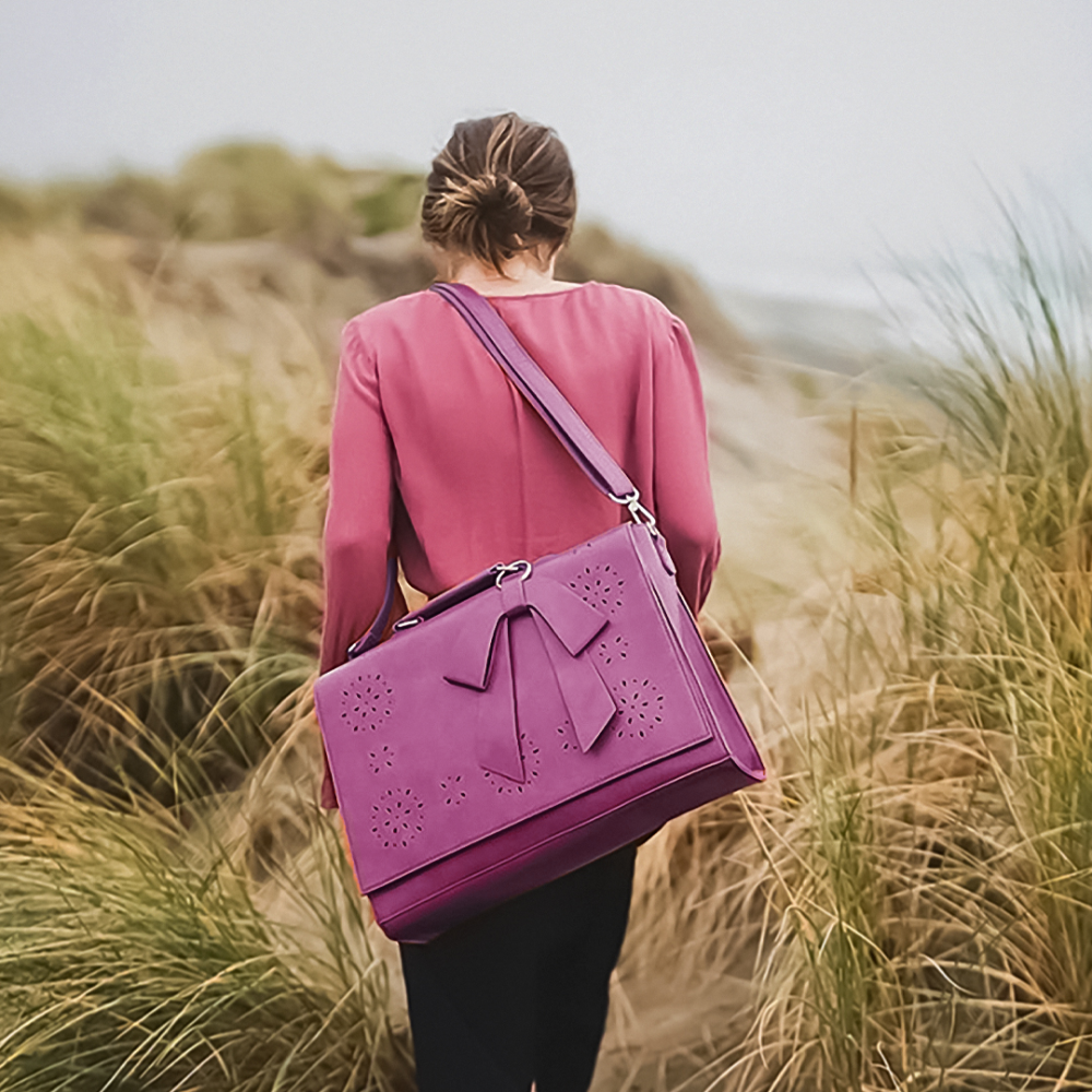 Mochila para mujer con adorno en forma de tira
