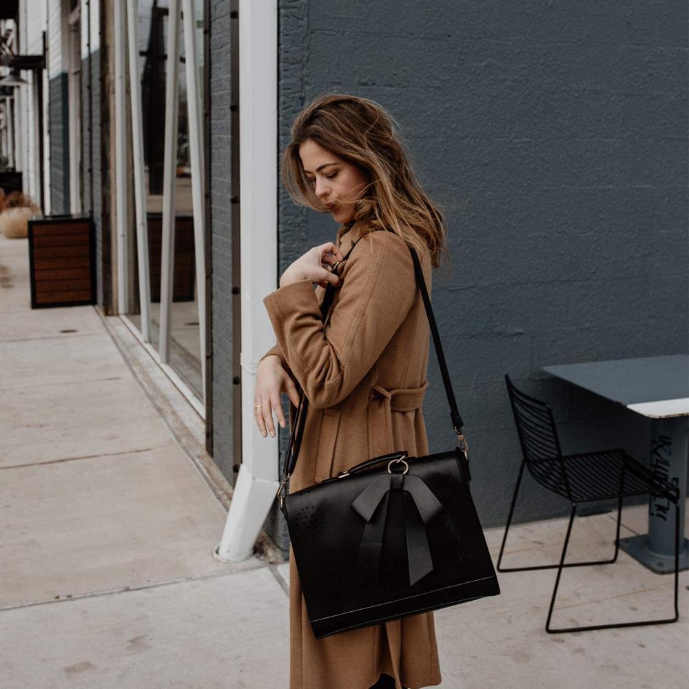 Mochila para mujer con adorno en forma de tira