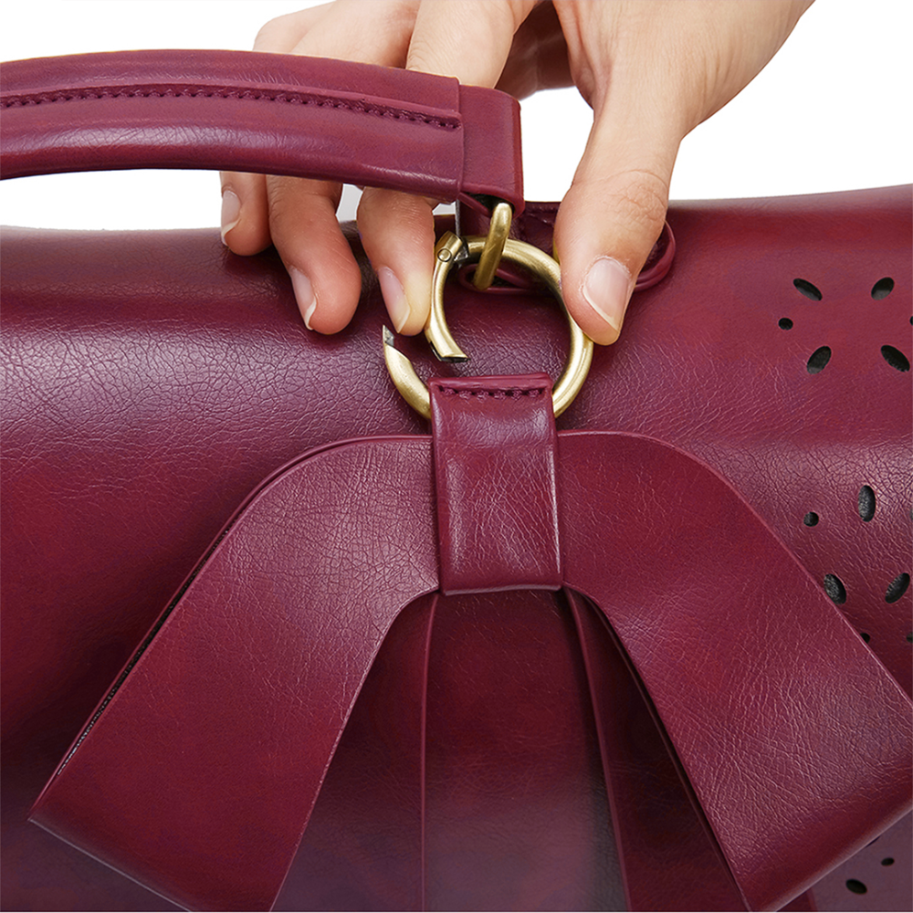 Mochila para mujer con adorno en forma de tira