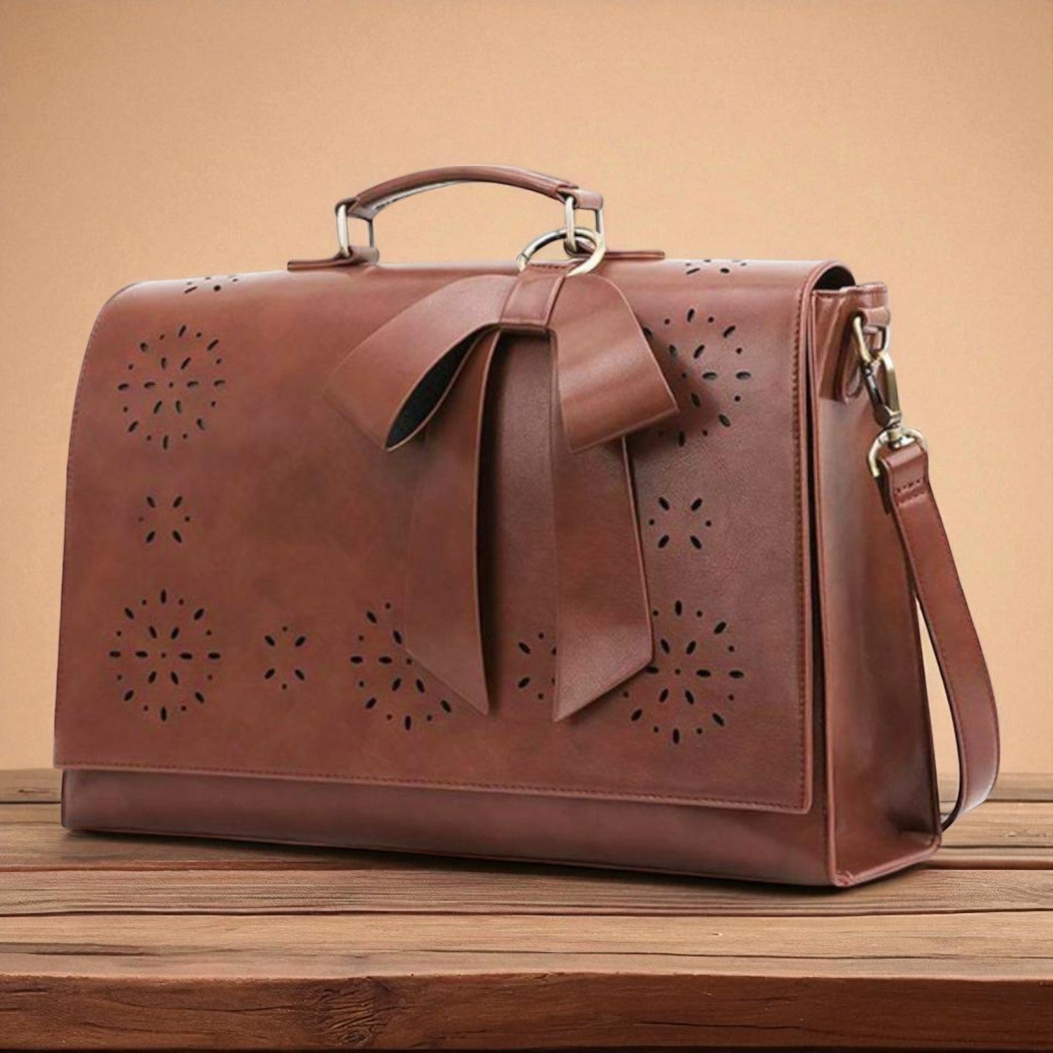 Mochila para mujer con adorno en forma de tira