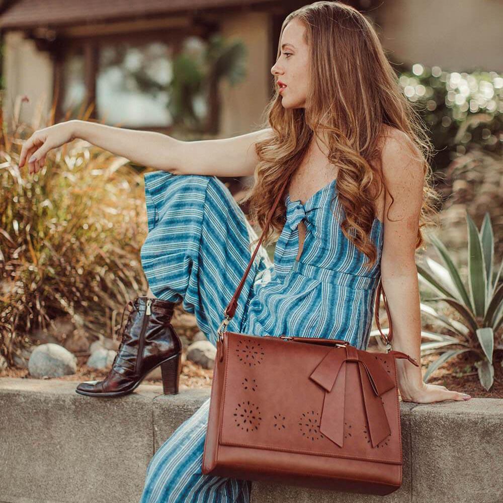 Mochila para mujer con adorno en forma de tira