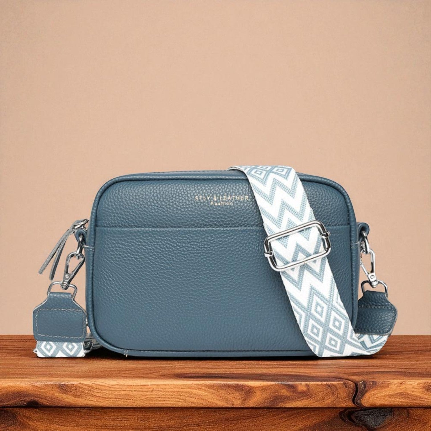 Blah's Grace | Cartera de mano para mujer de tamaño preciso