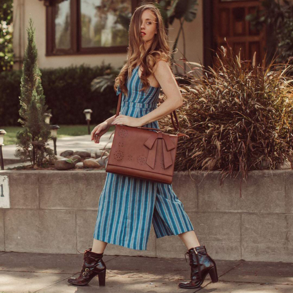 Mochila para mujer con adorno en forma de tira