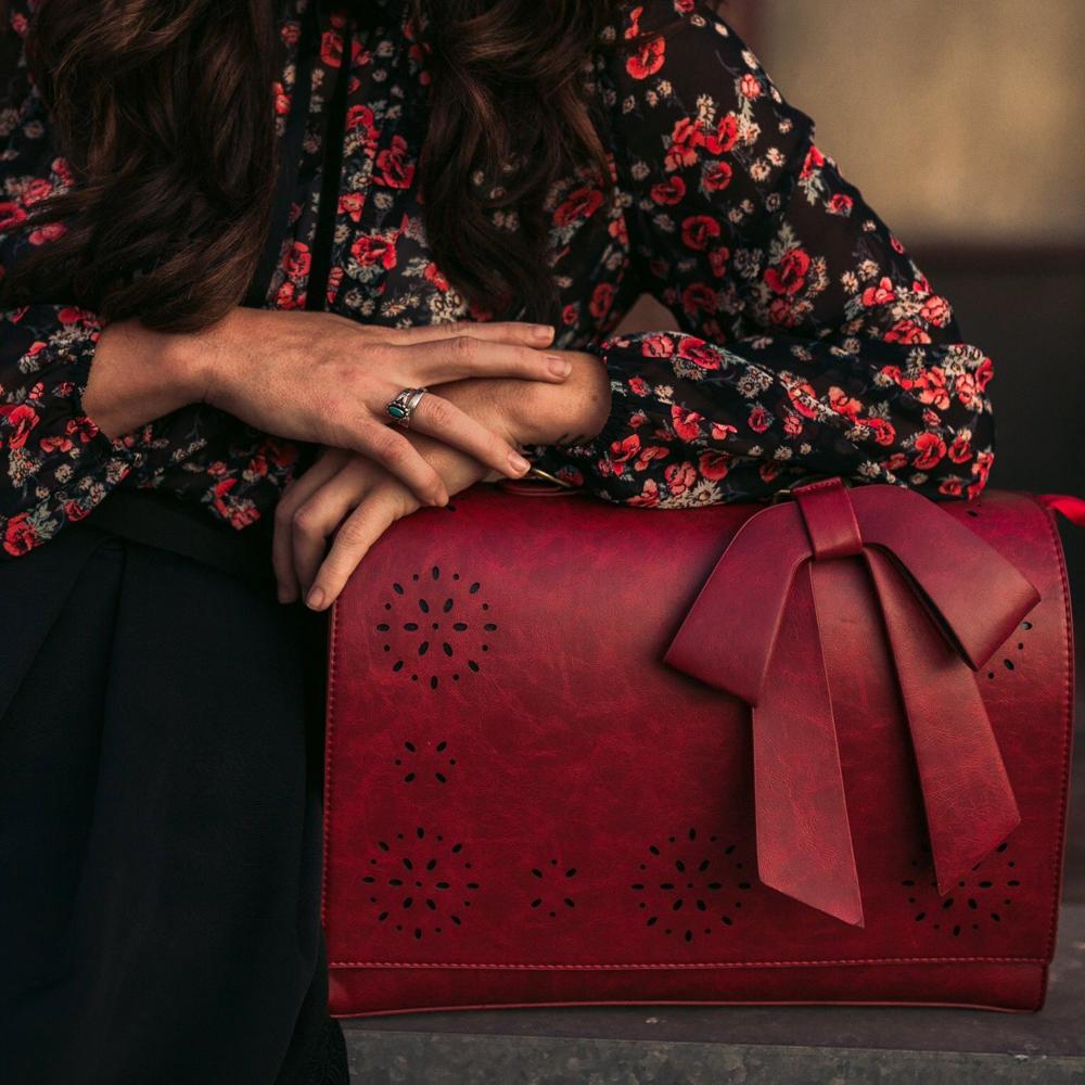 Mochila para mujer con adorno en forma de tira