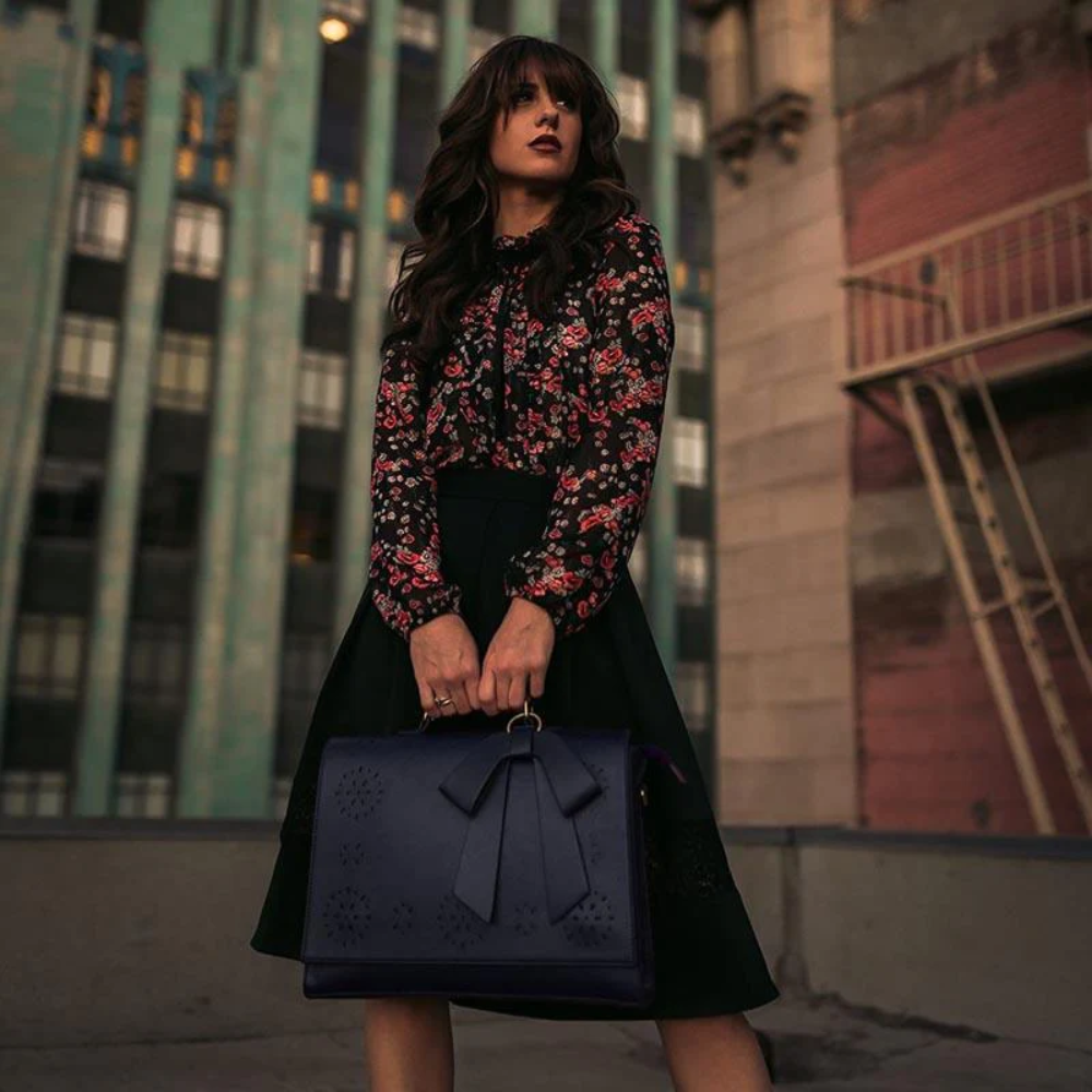 Mochila para mujer con adorno en forma de tira